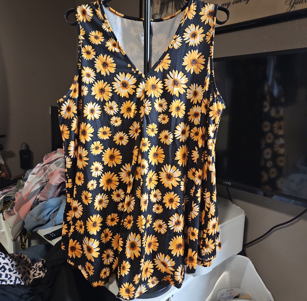 Black Sunflower V-Neck Sleeveless Camisole